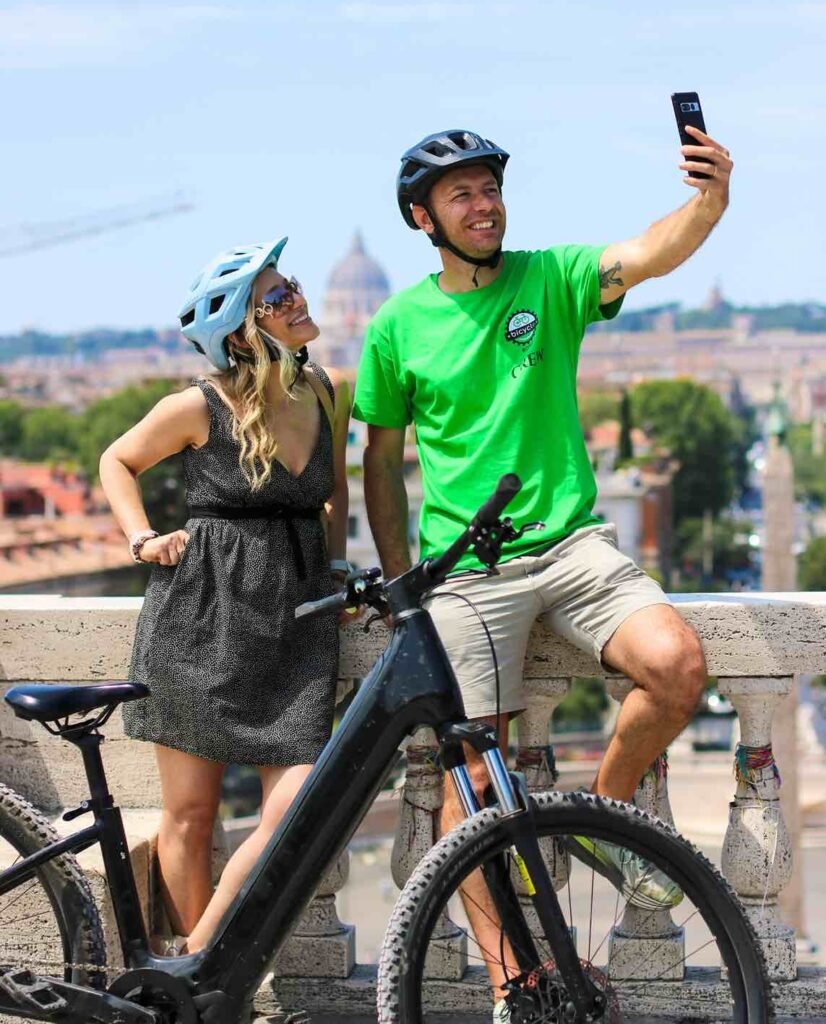 Un couple profitant d'une visite guidée à vélo électrique avec Bicycle Roma